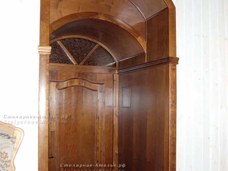 дверь со ступенями и фрамугой