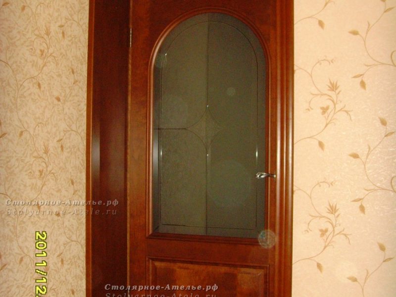 деревянная дверь со стеклом