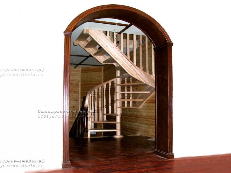 деревянная винтовая лестница на чердак