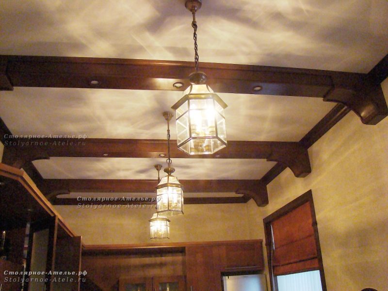 дизайн потолка с деревянными балками